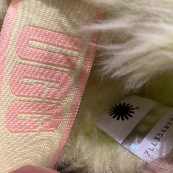 UGG women’s slippers - Picture 6 of 6